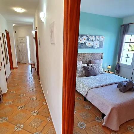 Gemuetliches In Mit Grossem Garten Und Meerblick By Interhome Сasa de vacaciones Tarajalejo