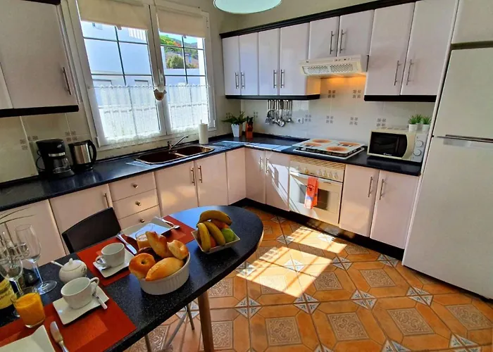 Сasa de vacaciones Gemuetliches In Mit Grossem Garten Und Meerblick By Interhome *