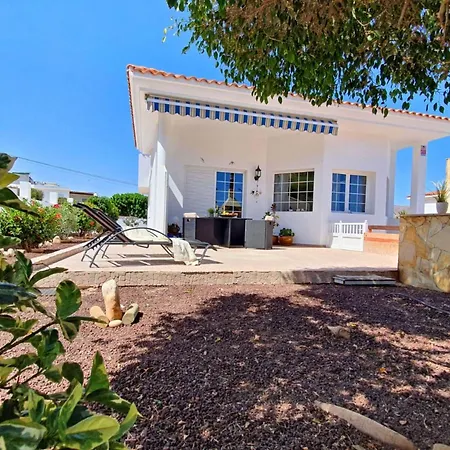 Gemuetliches In Mit Grossem Garten Und Meerblick By Interhome 別荘 *